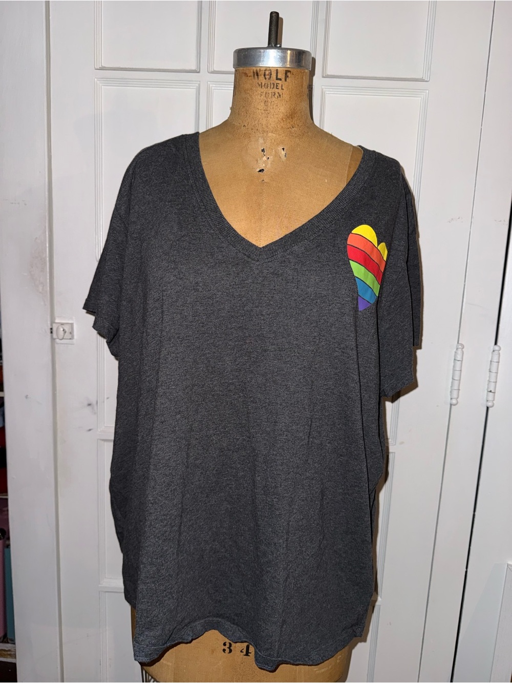 Torrid V-Neck Women's Rainbow Heart Pride T-shirt 1X